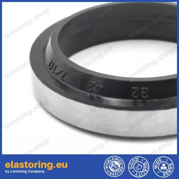 PIERŚCIEŃ ZGARNIAJĄCY K07 24x32x5/7 NBR+Stal